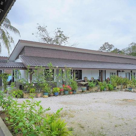 Capital O 90168 Serambi Pelangi Chalet チャンルーン エクステリア 写真