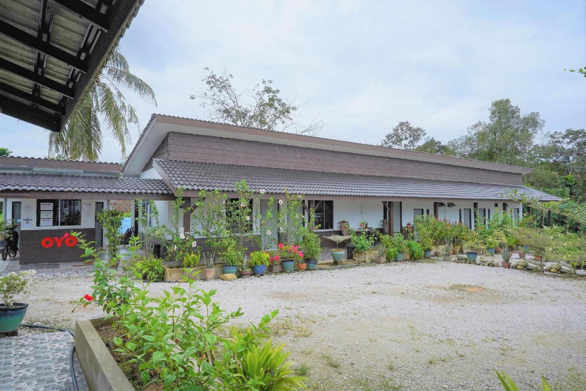 Capital O 90168 Serambi Pelangi Chalet チャンルーン エクステリア 写真